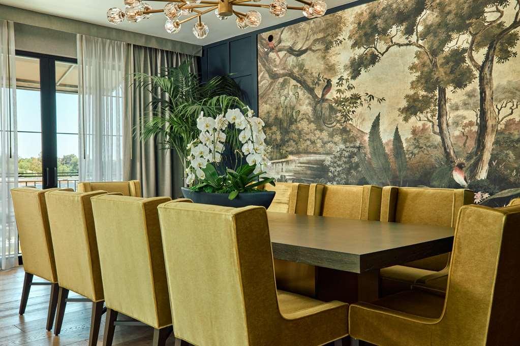 The Global Ambassador Hotel Финикс Ресторант снимка